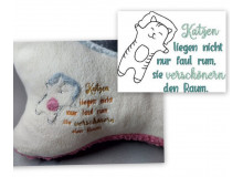 Stickdatei - Spruch "Katzen liegen nicht nur faul rum, sie verschönern den Raum."